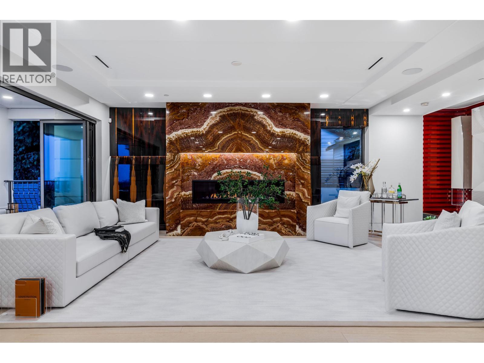 1123 Crestline Road, West Vancouver, BC - Indoor With Fireplace