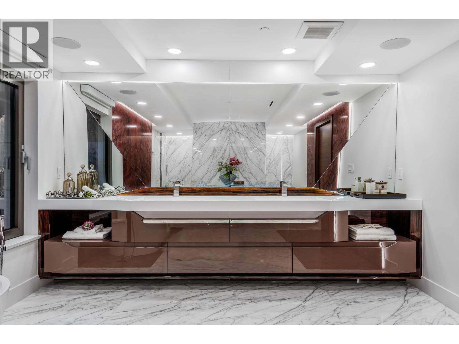 1123 Crestline Road, West Vancouver, BC - Indoor Photo Showing Bathroom