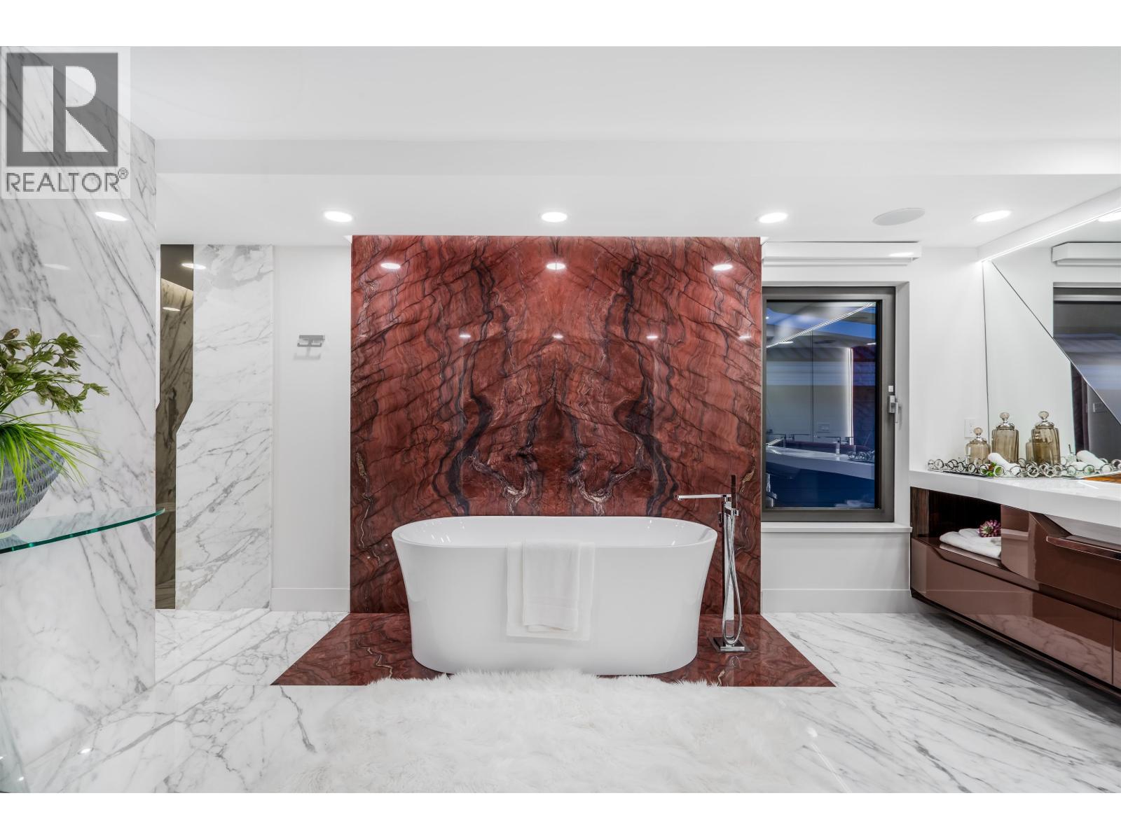 1123 Crestline Road, West Vancouver, BC - Indoor Photo Showing Bathroom