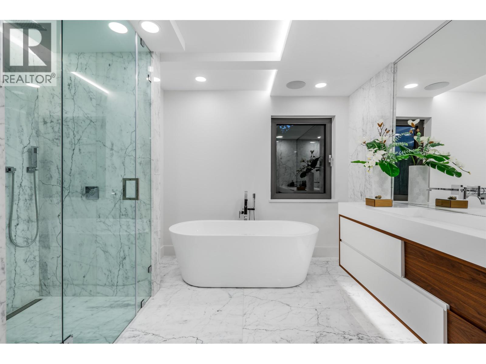 1123 Crestline Road, West Vancouver, BC - Indoor Photo Showing Bathroom