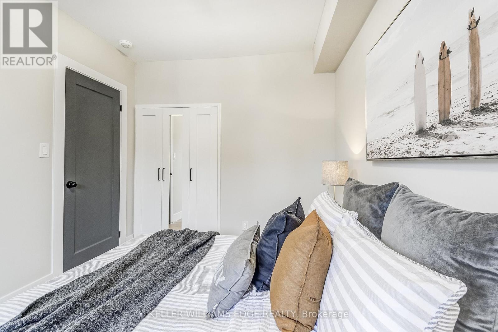 32 Cumberland Avenue, Hamilton, ON - Indoor Photo Showing Bedroom