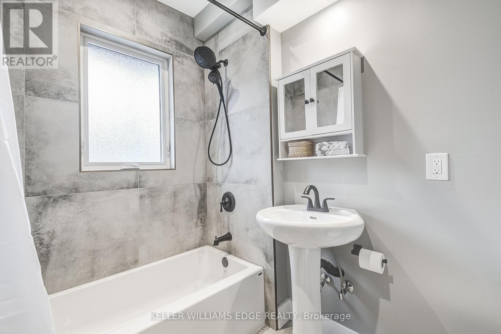 32 Cumberland Avenue, Hamilton, ON - Indoor Photo Showing Bathroom