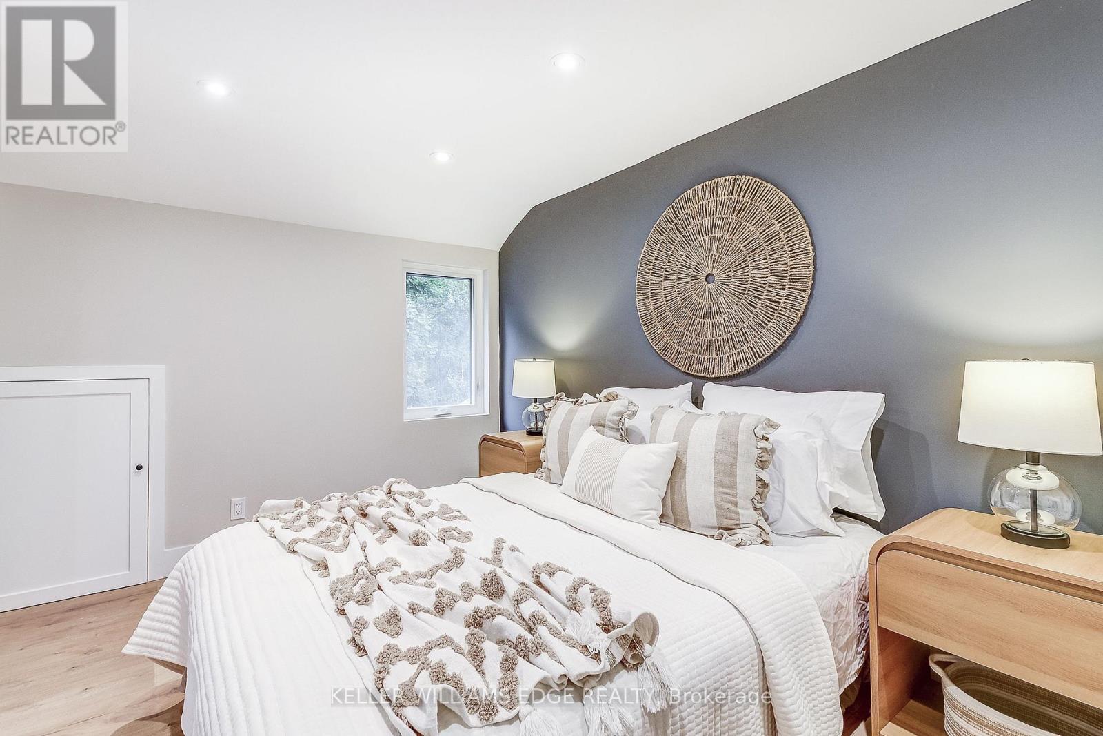 32 Cumberland Avenue, Hamilton, ON - Indoor Photo Showing Bedroom