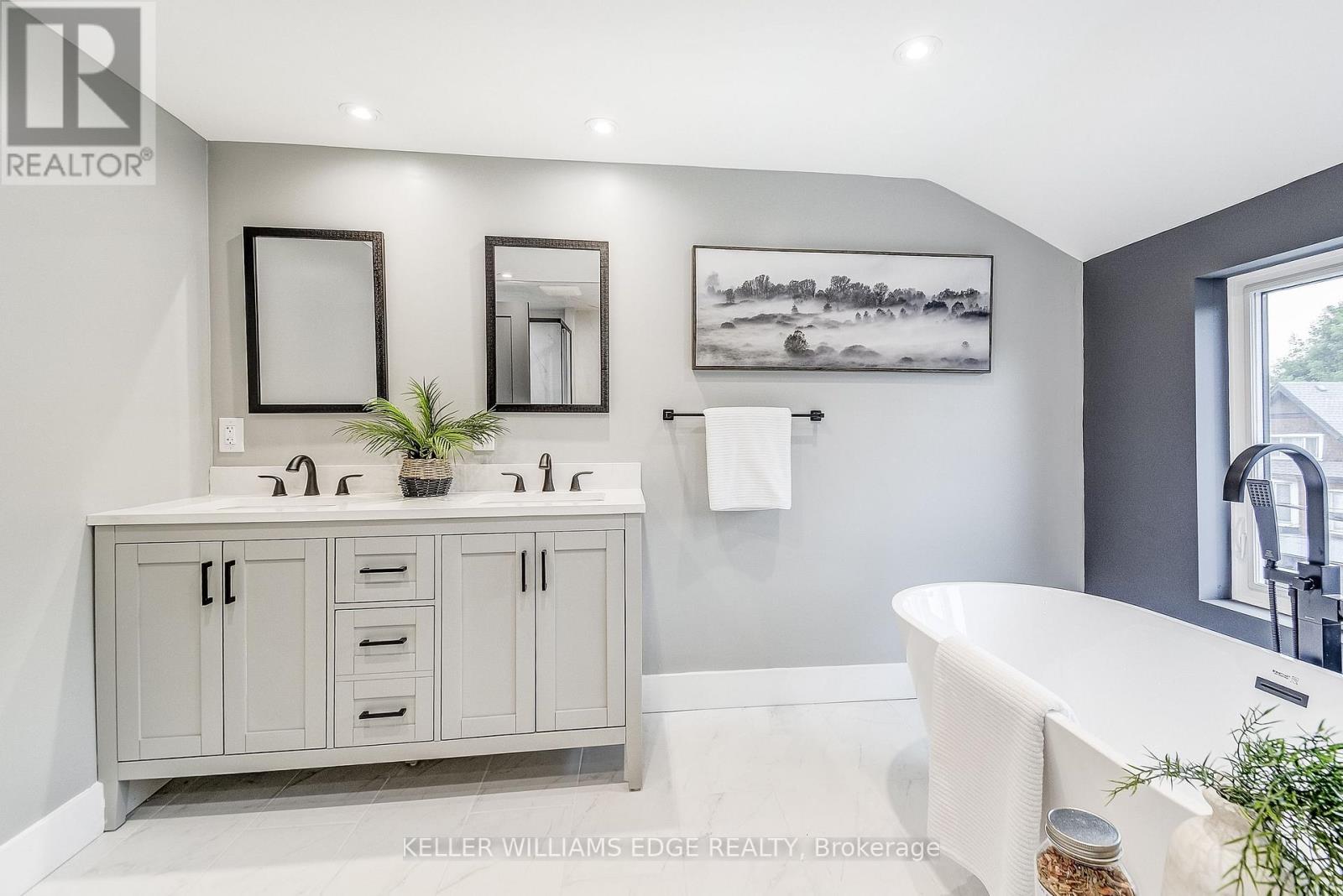 32 Cumberland Avenue, Hamilton, ON - Indoor Photo Showing Bathroom