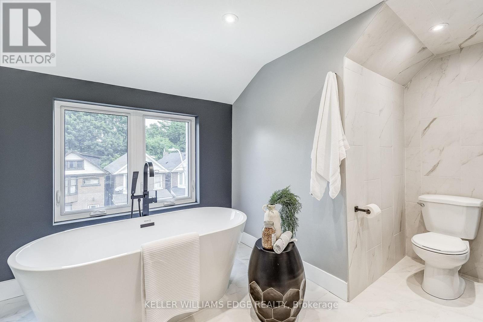 32 Cumberland Avenue, Hamilton, ON - Indoor Photo Showing Bathroom