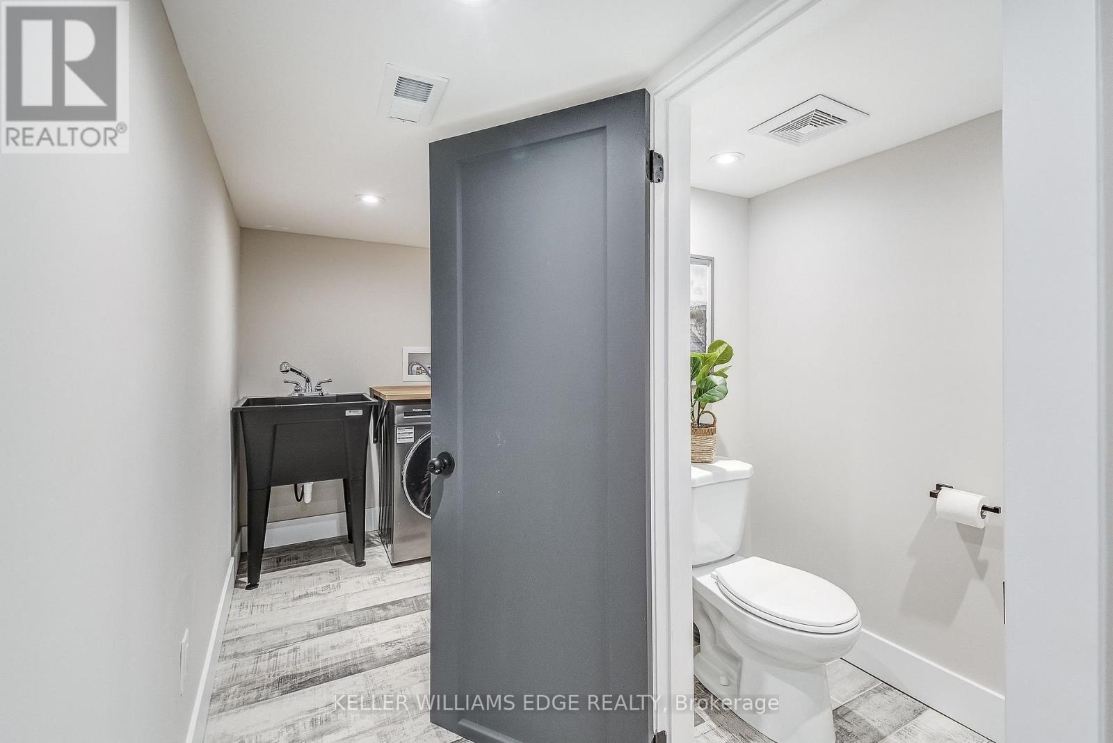 32 Cumberland Avenue, Hamilton, ON - Indoor Photo Showing Bathroom