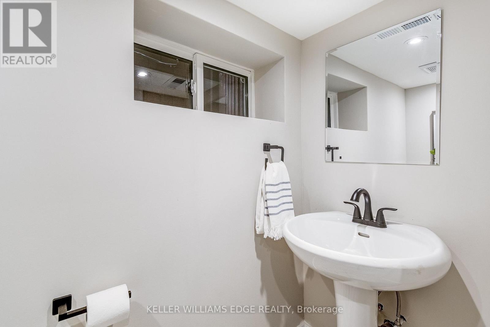 32 Cumberland Avenue, Hamilton, ON - Indoor Photo Showing Bathroom