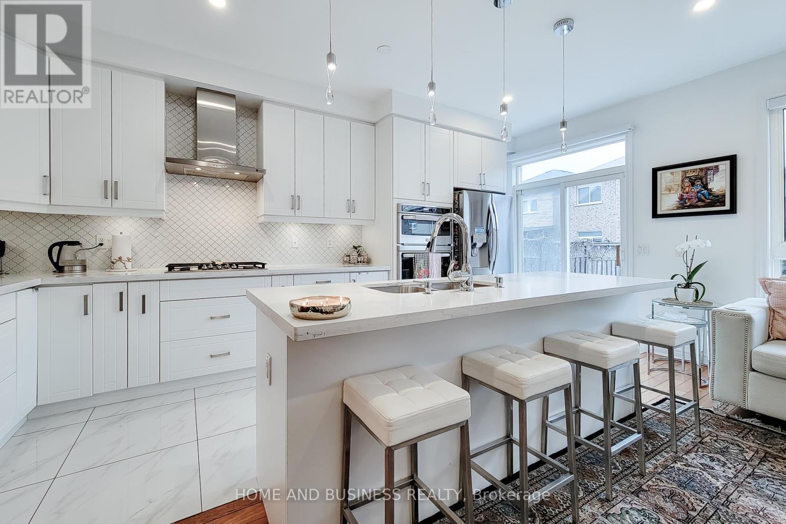 5680 Longboat Avenue, Mississauga, ON - Indoor Photo Showing Kitchen With Upgraded Kitchen