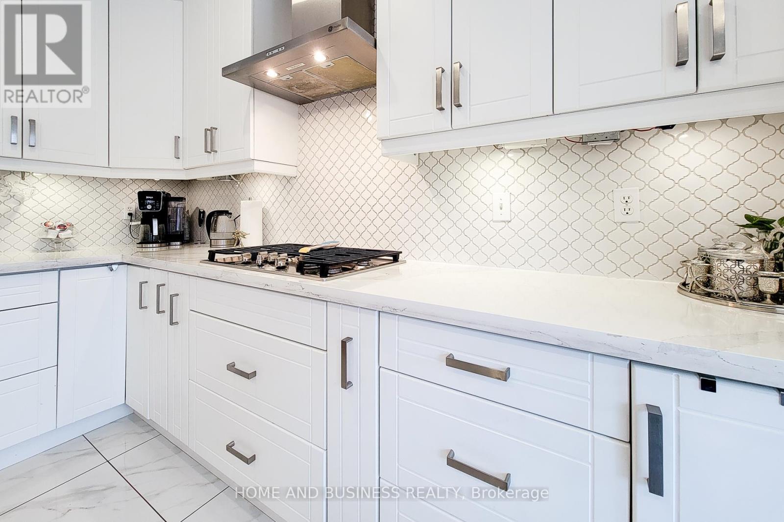 5680 Longboat Avenue, Mississauga, ON - Indoor Photo Showing Kitchen With Upgraded Kitchen