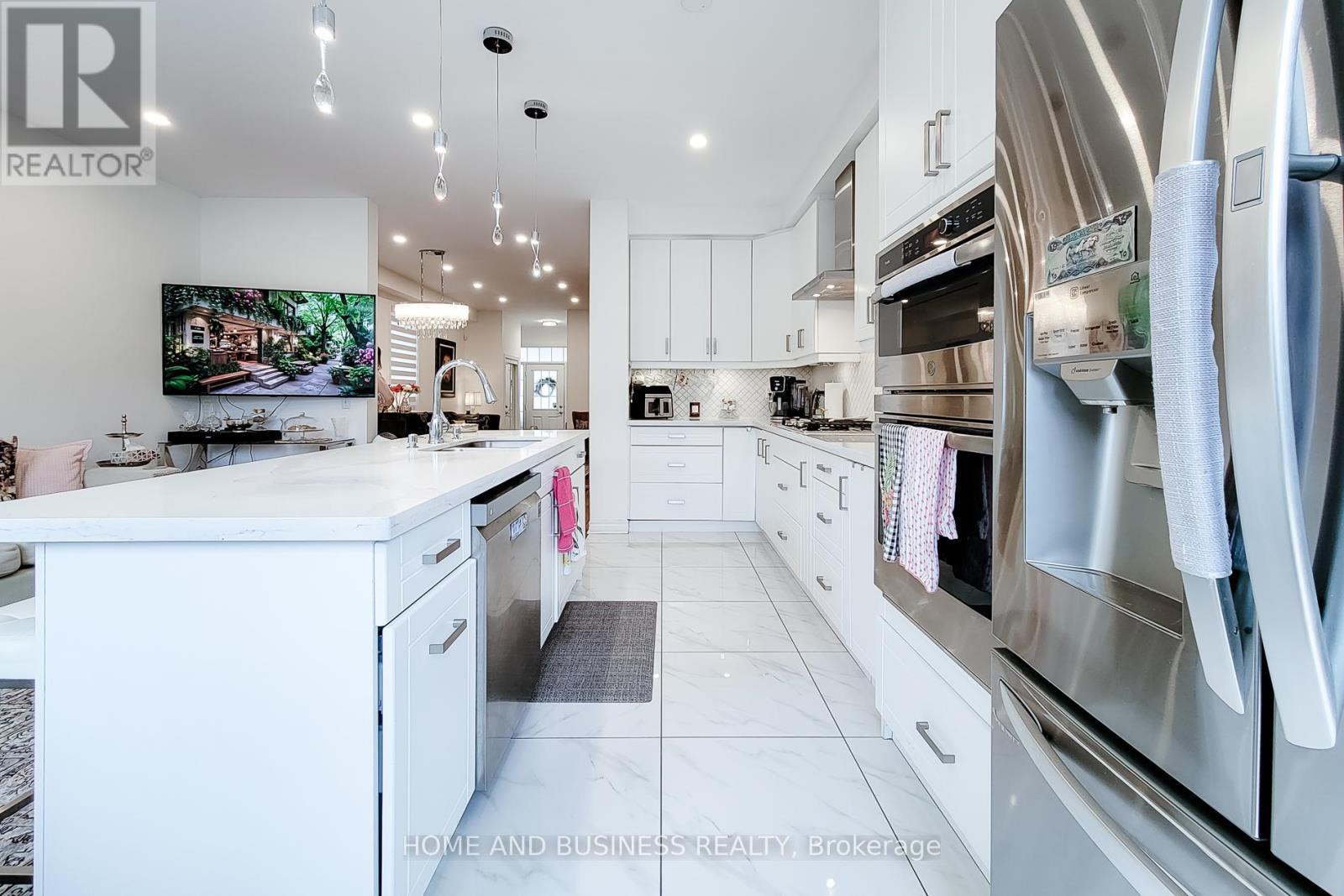 5680 Longboat Avenue, Mississauga, ON - Indoor Photo Showing Kitchen With Upgraded Kitchen