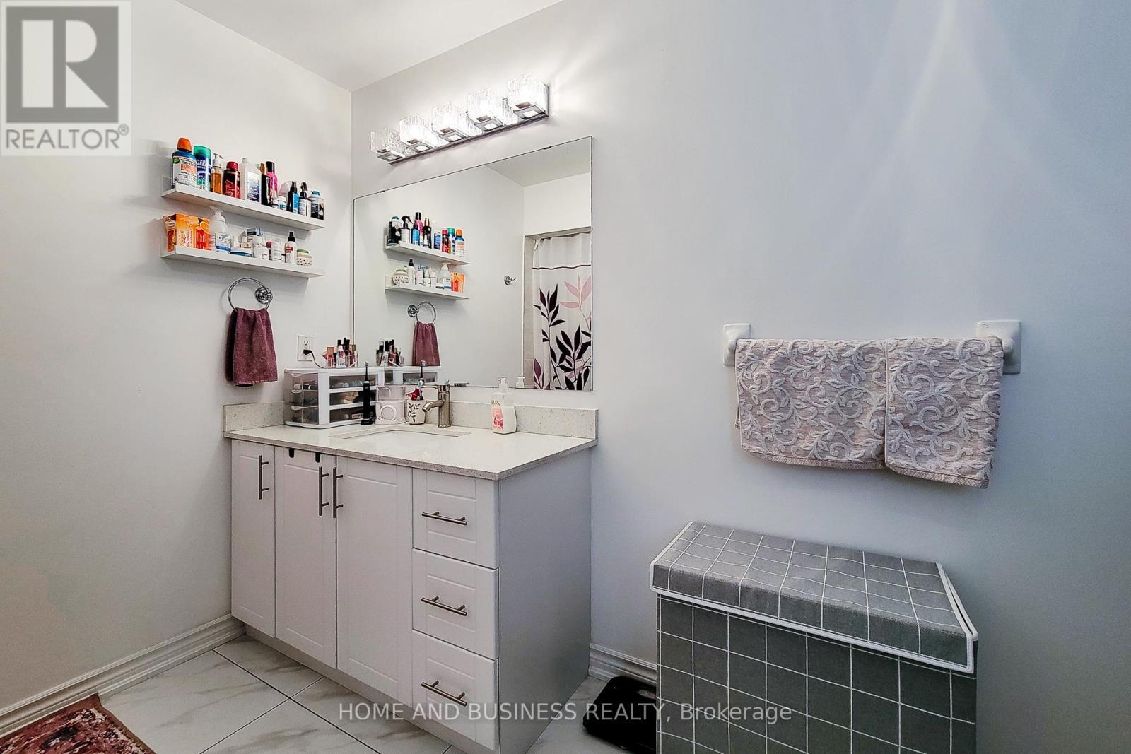 5680 Longboat Avenue, Mississauga, ON - Indoor Photo Showing Bathroom