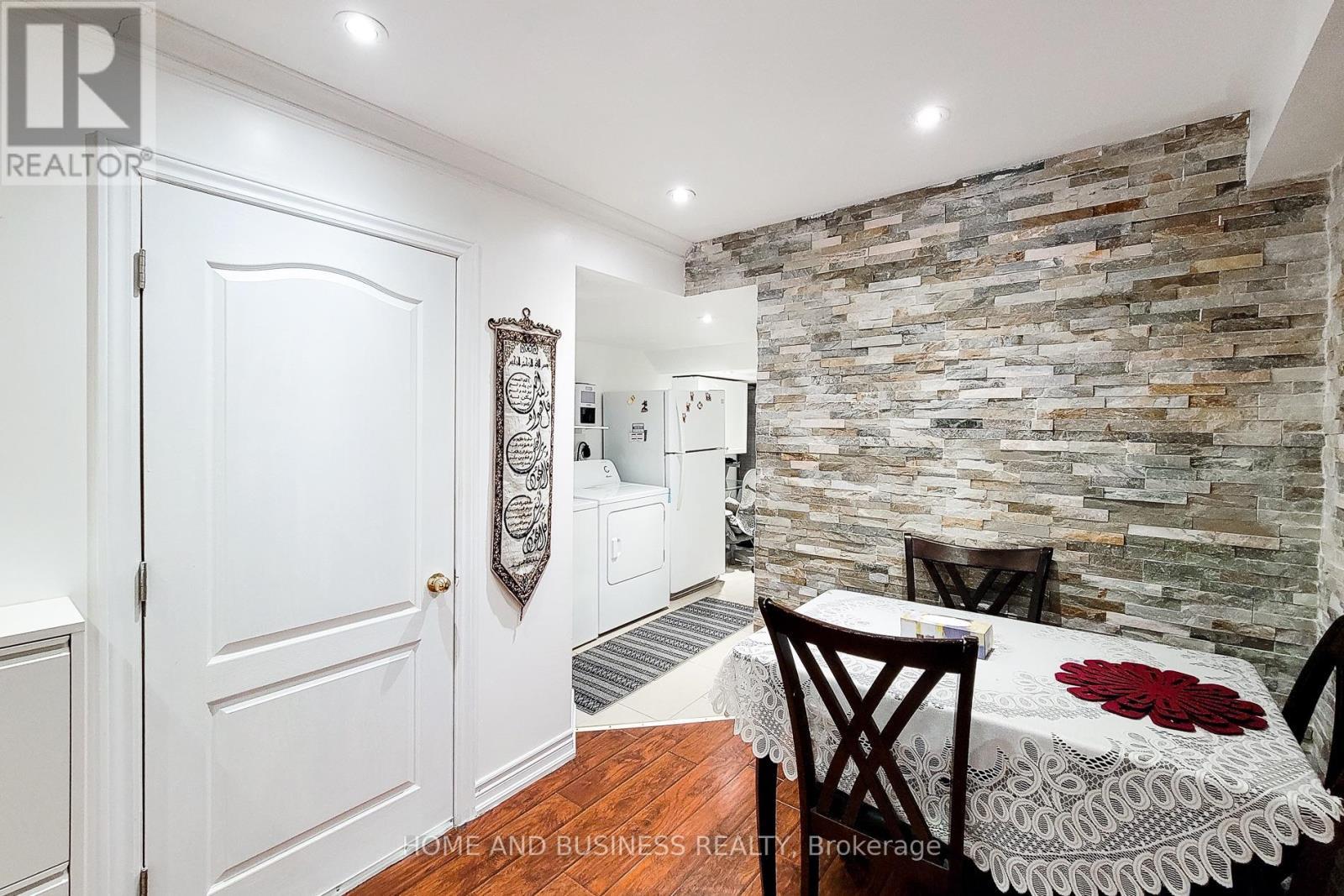 5680 Longboat Avenue, Mississauga, ON - Indoor Photo Showing Dining Room