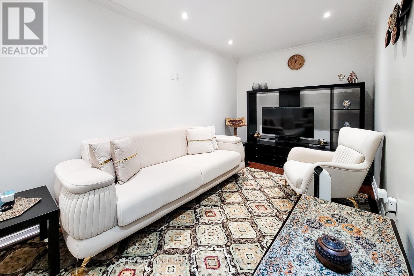 5680 Longboat Avenue, Mississauga, ON - Indoor Photo Showing Living Room