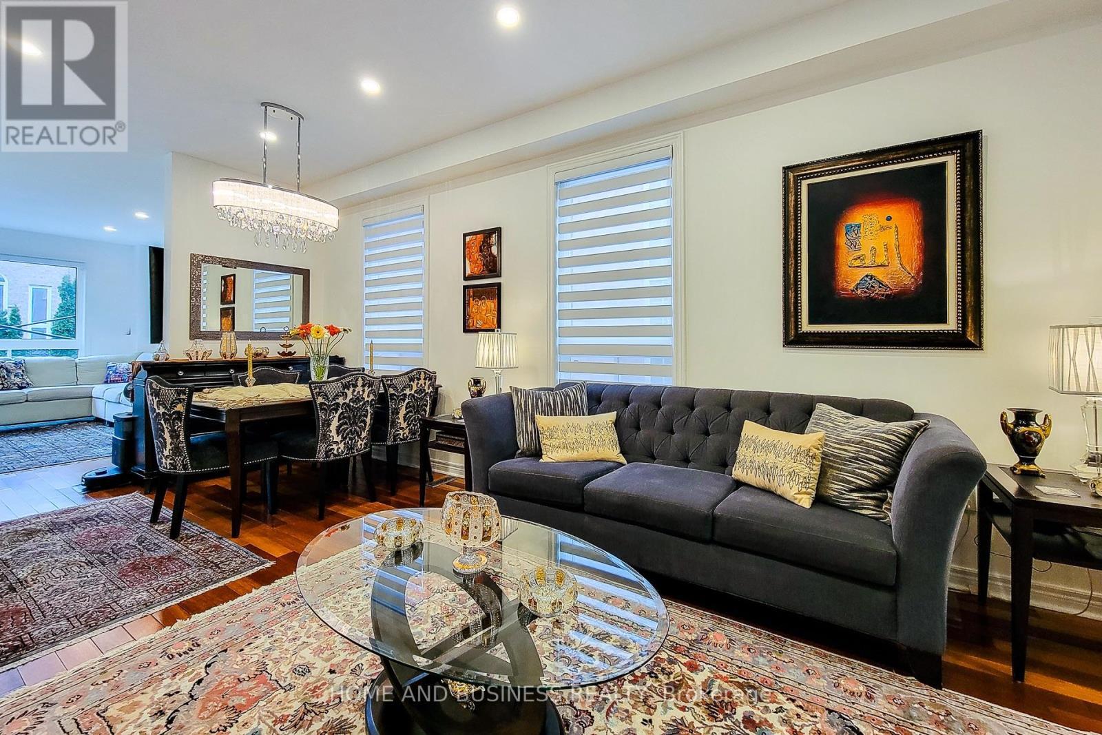 5680 Longboat Avenue, Mississauga, ON - Indoor Photo Showing Living Room