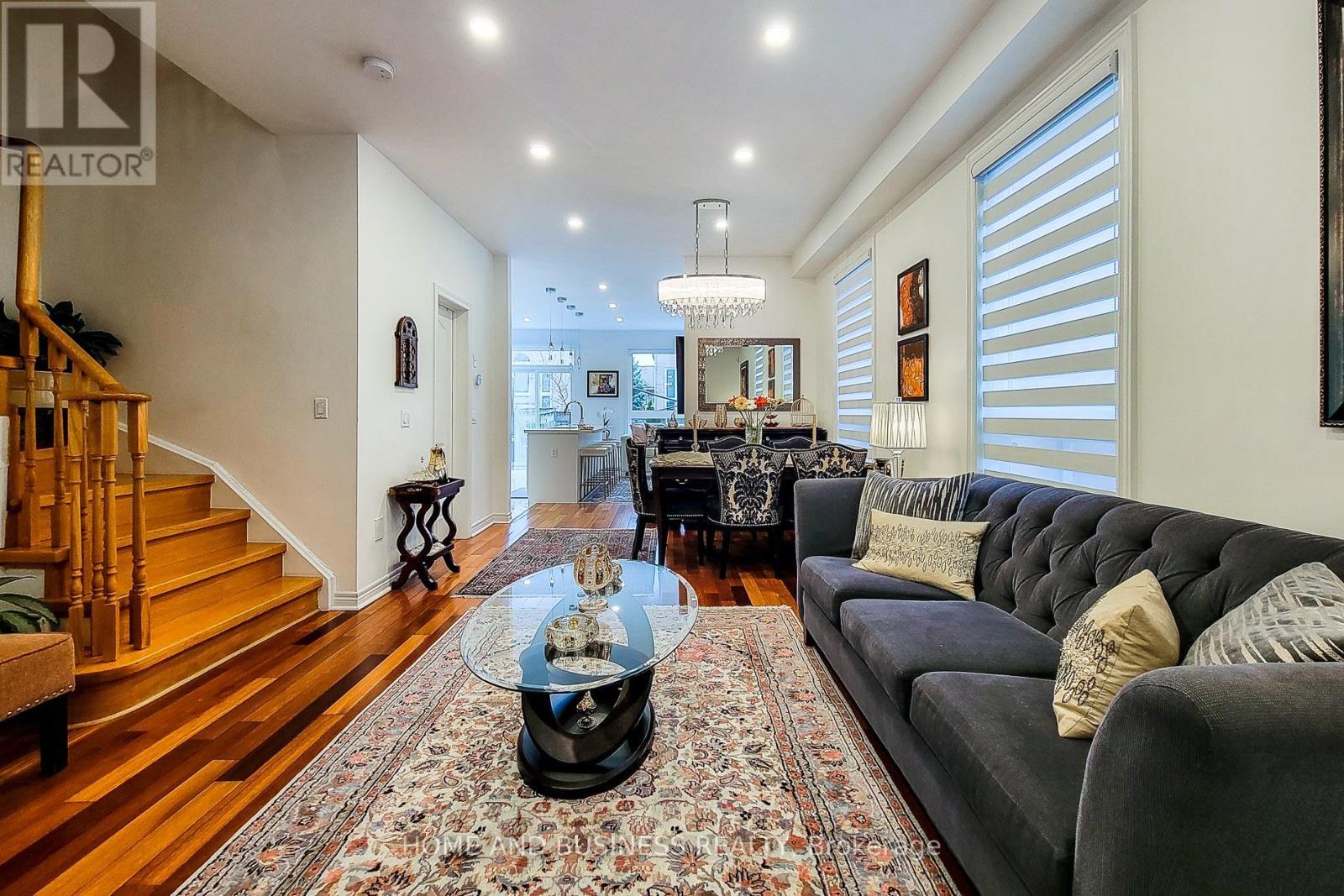 5680 Longboat Avenue, Mississauga, ON - Indoor Photo Showing Living Room