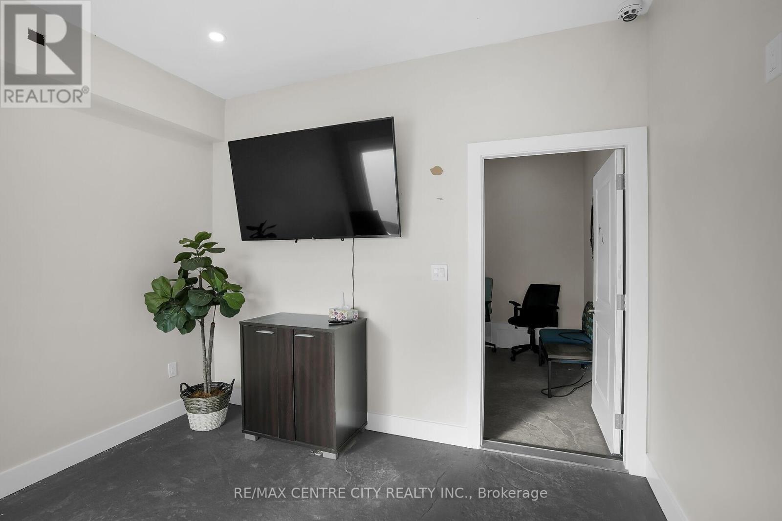 302 Wellington Road, London South (South H), ON