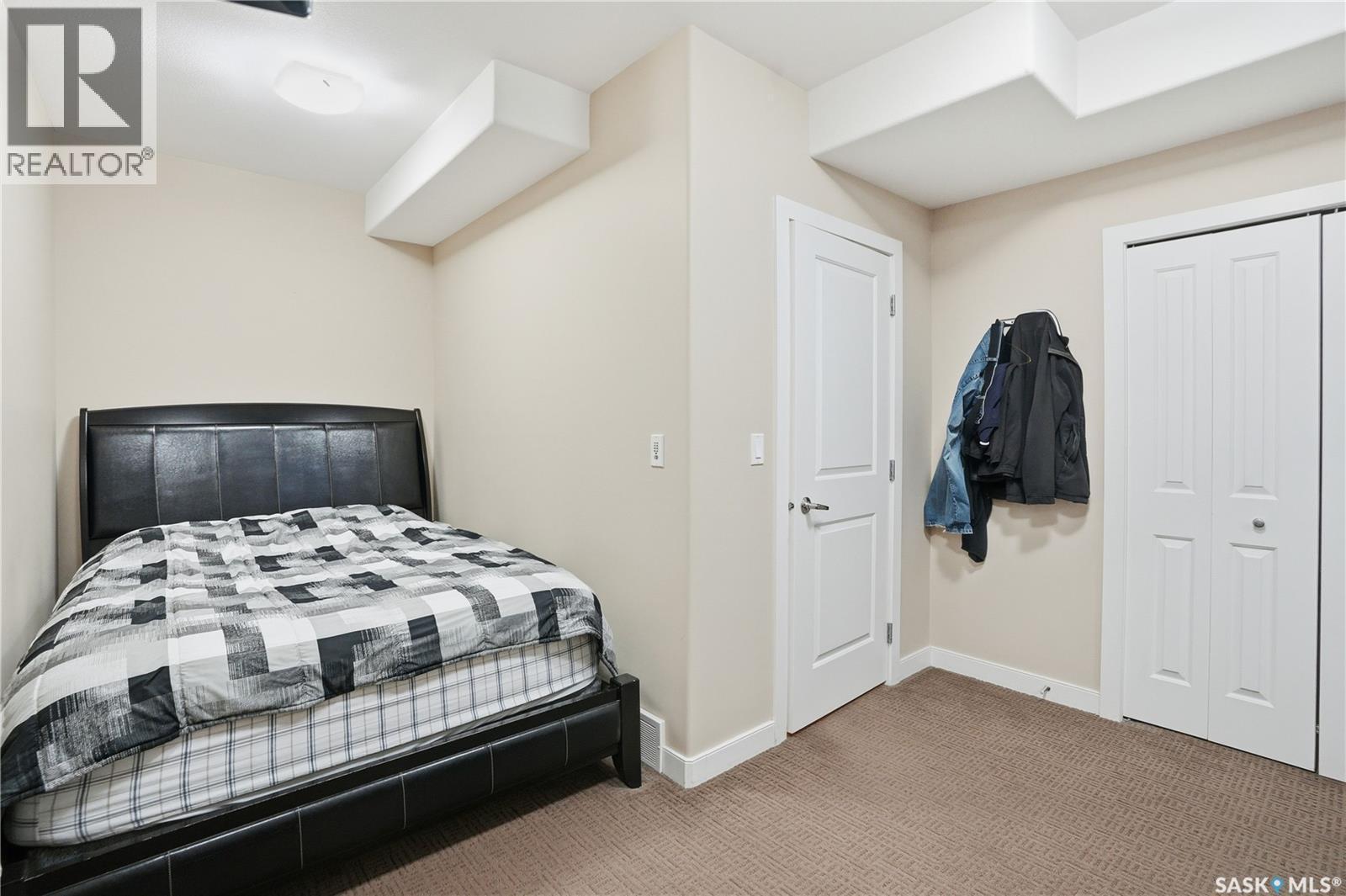 215 Beechwood Crescent, Saskatoon, SK - Indoor Photo Showing Bedroom