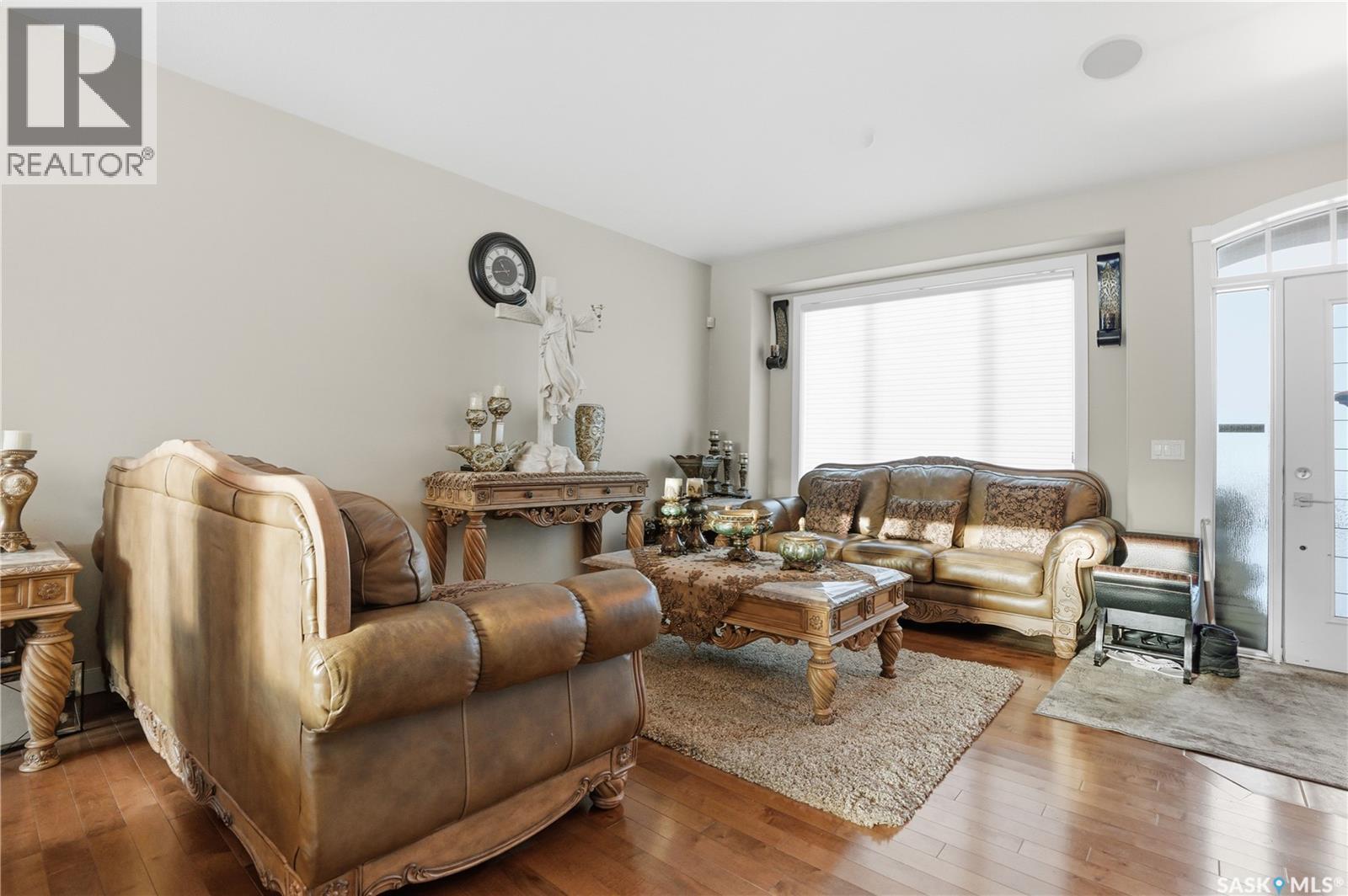 215 Beechwood Crescent, Saskatoon, SK - Indoor Photo Showing Living Room