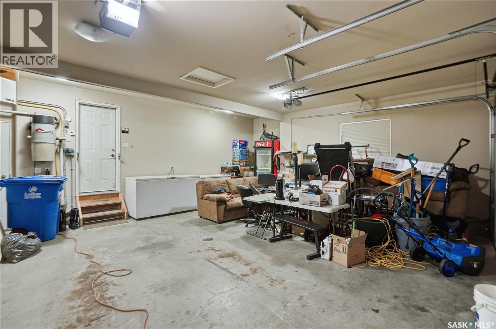 215 Beechwood Crescent, Saskatoon, SK - Indoor Photo Showing Garage