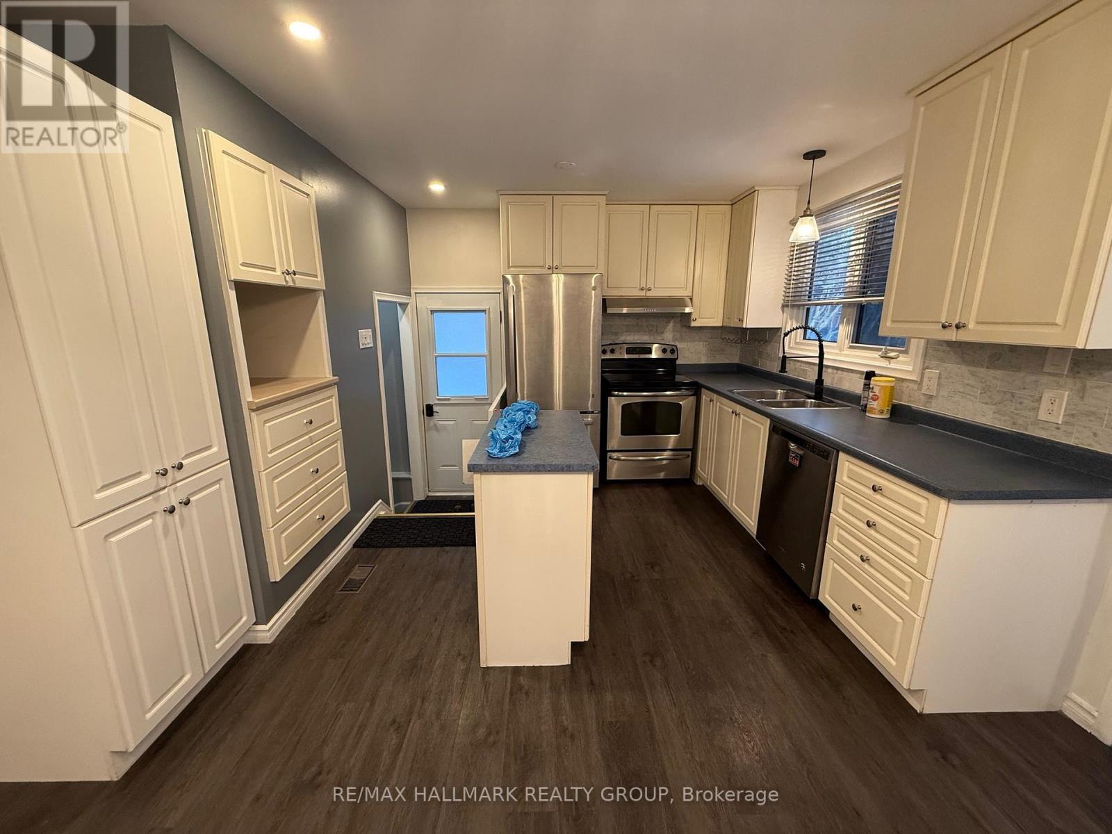 2197 Urbandale Drive, Ottawa, ON - Indoor Photo Showing Kitchen With Double Sink