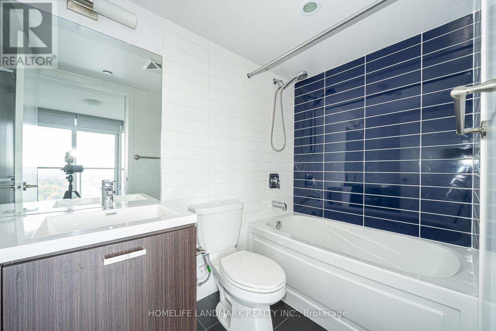 2610 - 125 Redpath Avenue, Toronto, ON - Indoor Photo Showing Bathroom