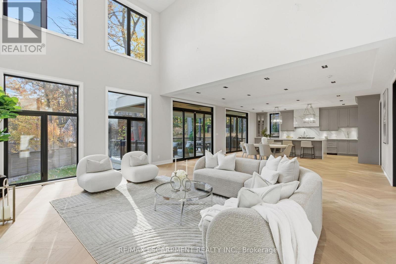 1380 Birchwood Heights Drive, Mississauga, ON - Indoor Photo Showing Living Room
