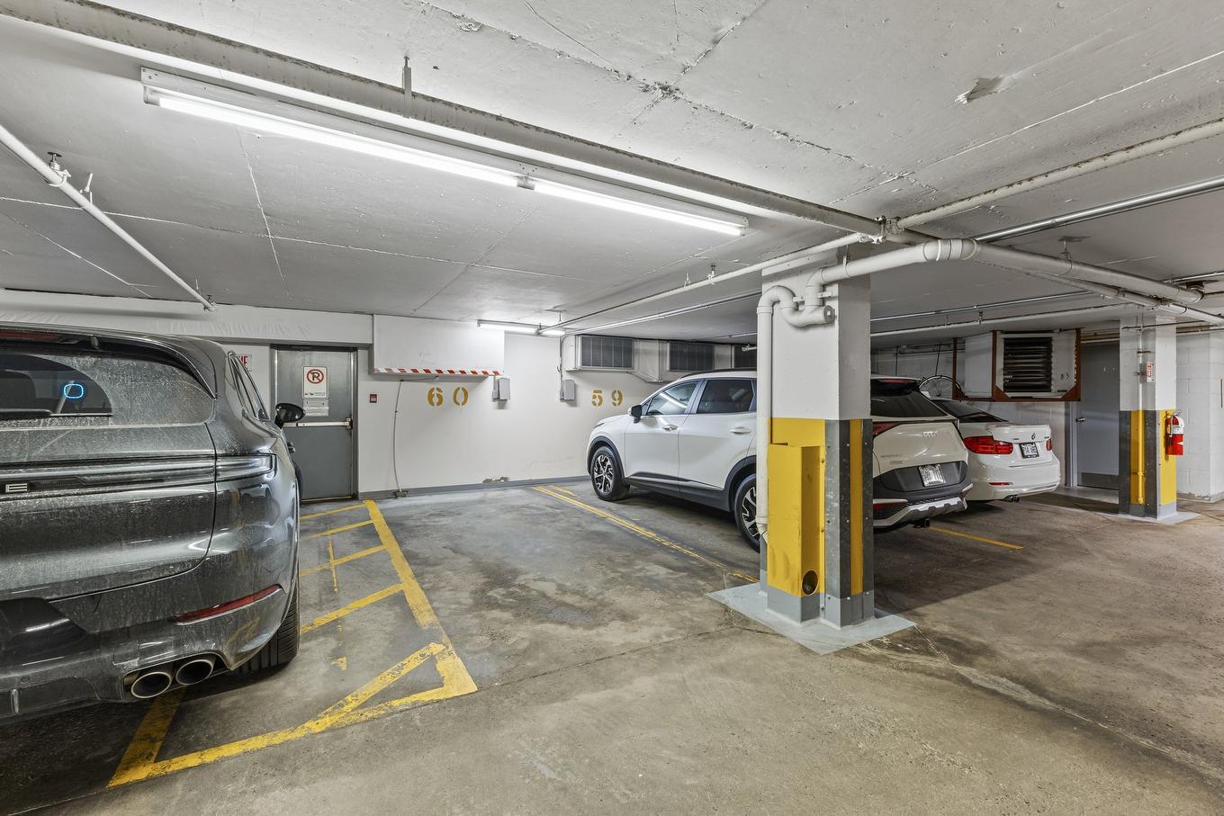 Garage - 503-2380 Av. Pierre-Dupuy, Montréal (Ville-Marie), QC - Indoor Photo Showing Garage
