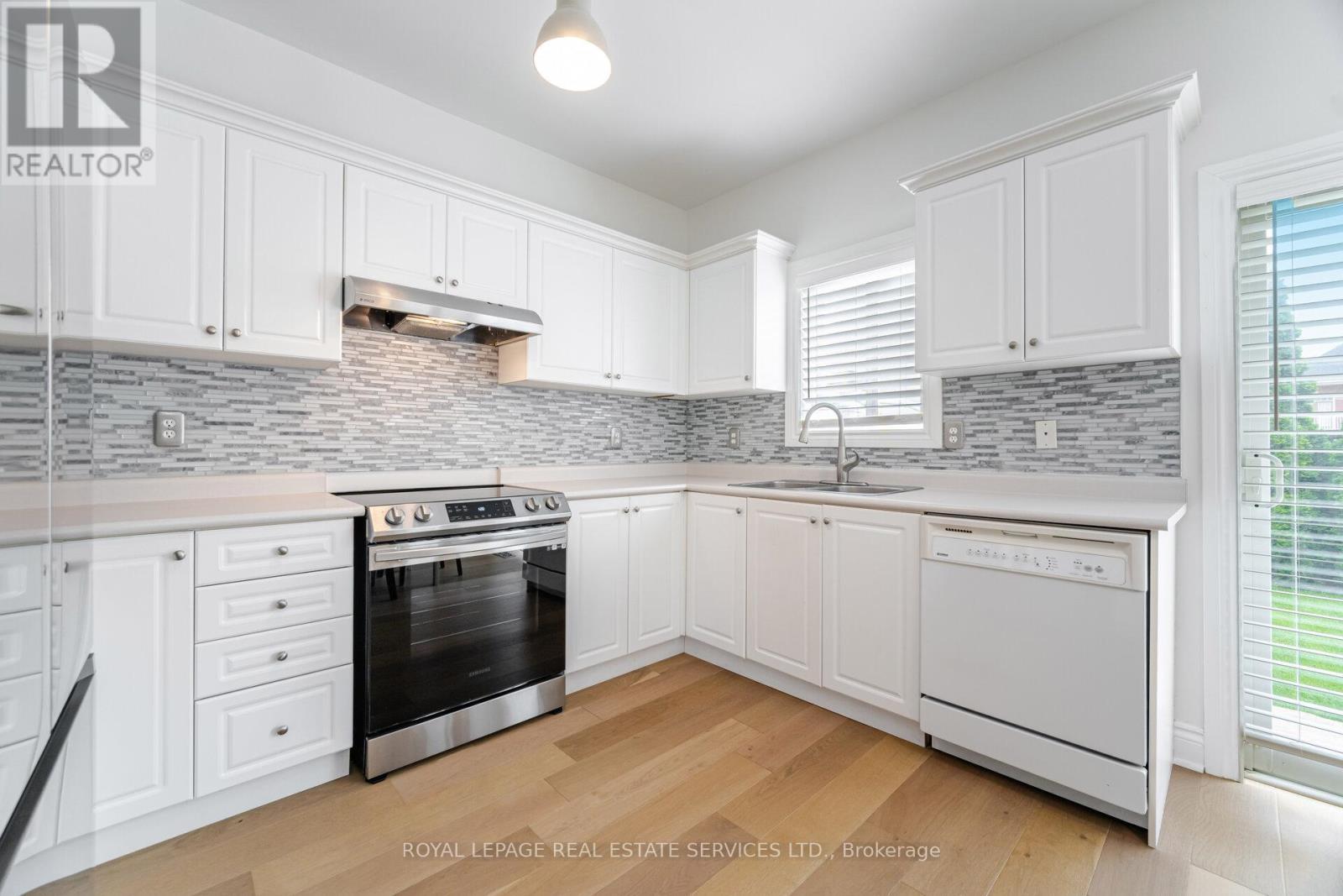 3896 Bloomington Crescent, Mississauga, ON - Indoor Photo Showing Kitchen With Upgraded Kitchen