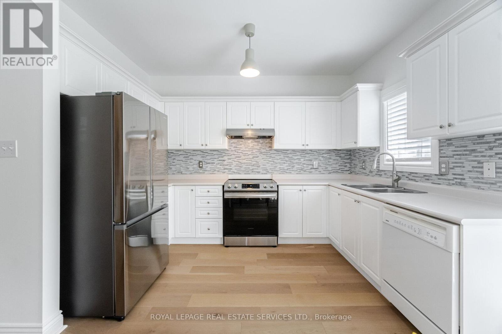3896 Bloomington Crescent, Mississauga, ON - Indoor Photo Showing Kitchen With Stainless Steel Kitchen With Double Sink With Upgraded Kitchen
