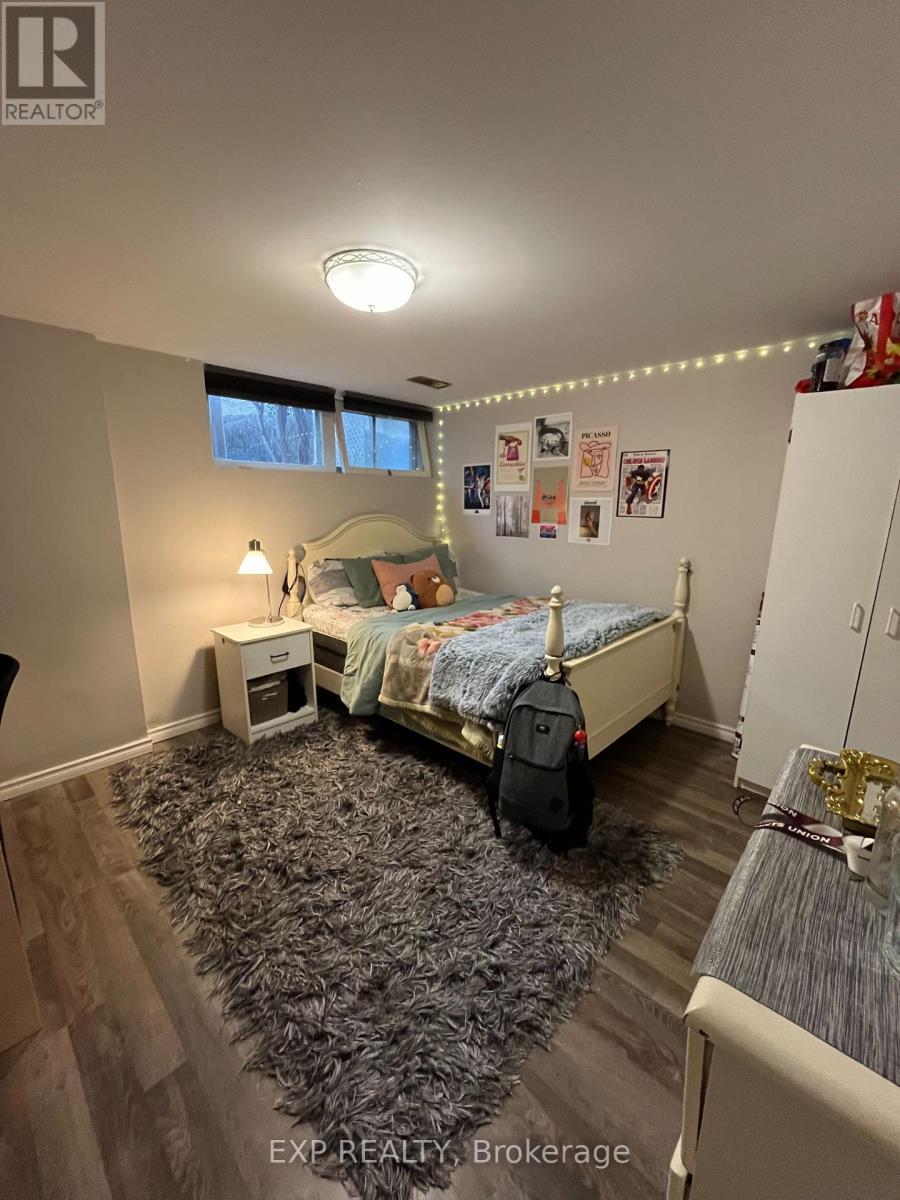 26 Ramsey Crescent, Hamilton, ON - Indoor Photo Showing Bedroom