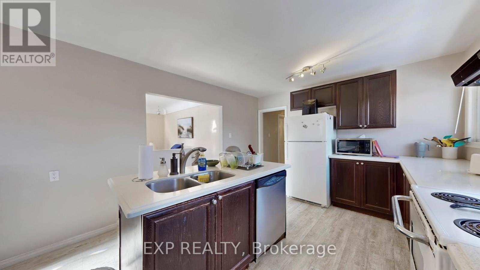 26 Ramsey Crescent, Hamilton, ON - Indoor Photo Showing Kitchen With Double Sink