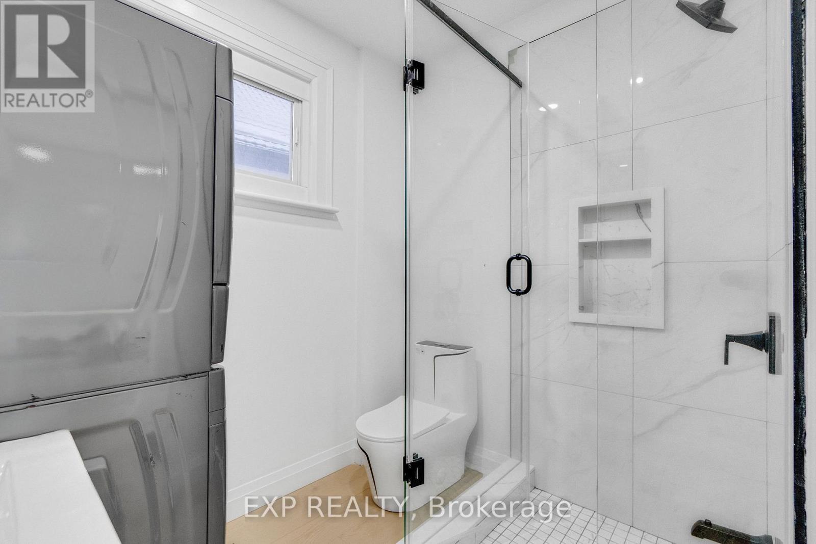 64 Lancaster Street E, Kitchener, ON - Photo Showing Bathroom