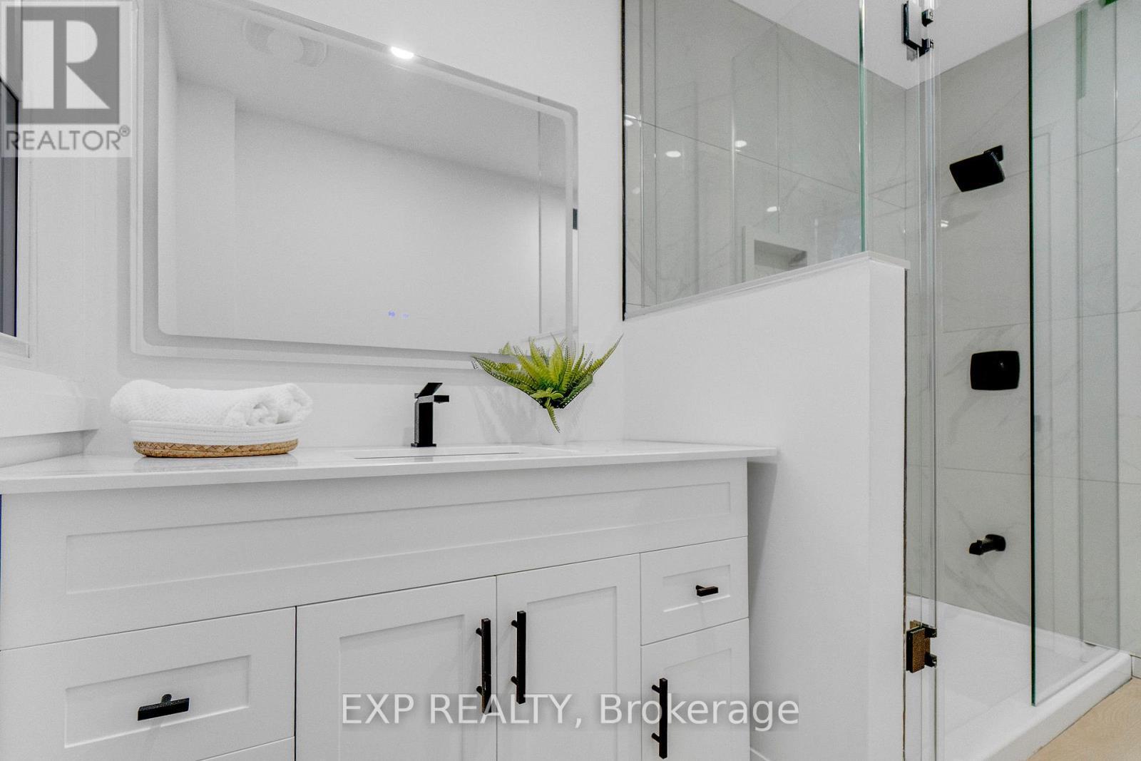 64 Lancaster Street E, Kitchener, ON - Photo Showing Bathroom