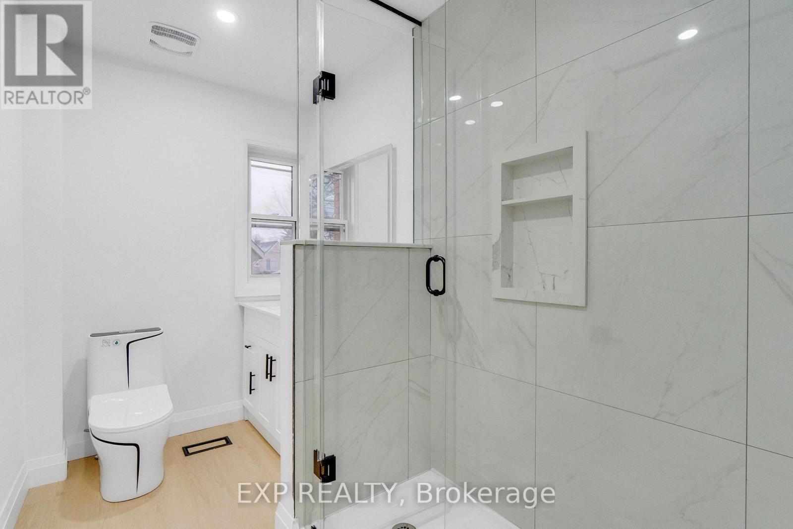 64 Lancaster Street E, Kitchener, ON - Indoor Photo Showing Bathroom