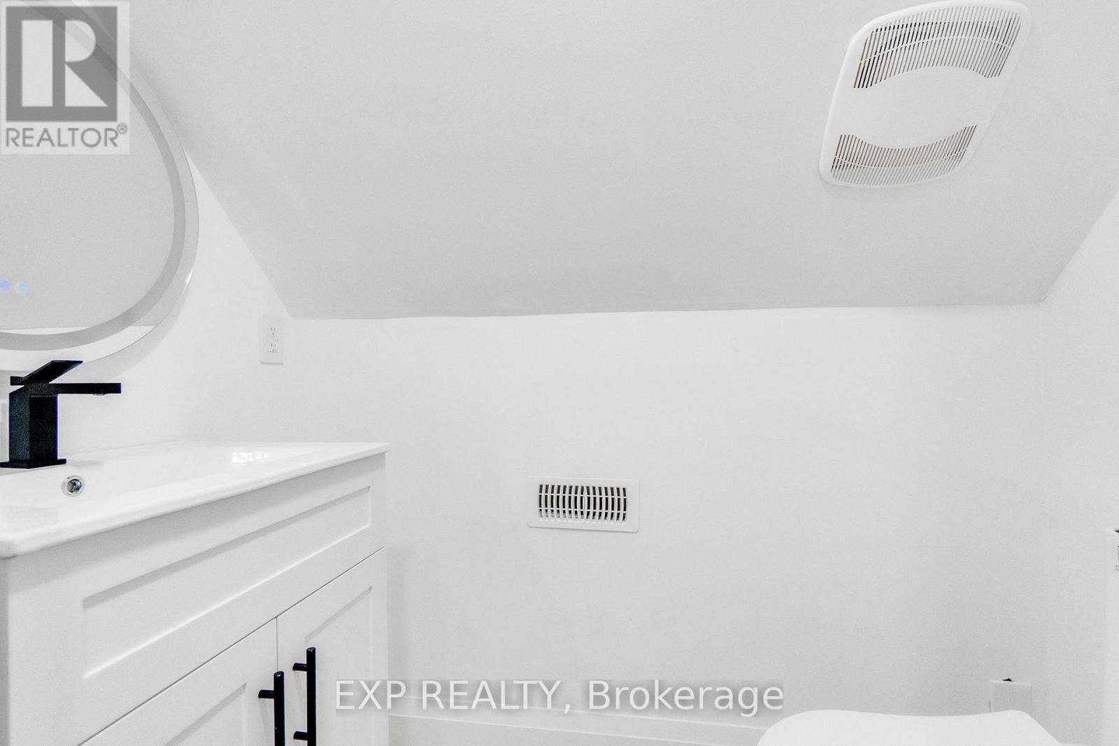 64 Lancaster Street E, Kitchener, ON - Photo Showing Bathroom