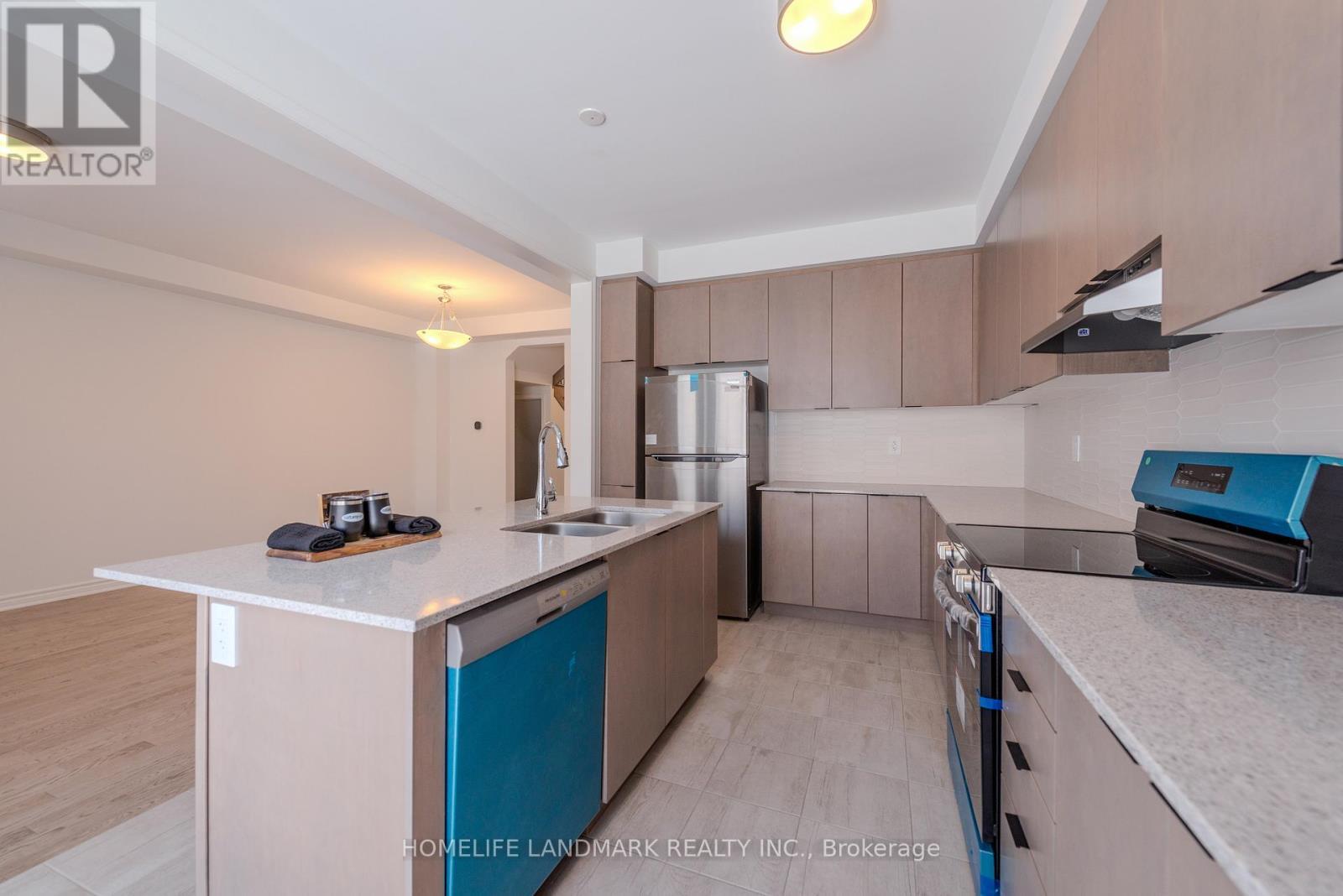 7 Moss Drive, Markham, ON - Indoor Photo Showing Kitchen With Stainless Steel Kitchen With Double Sink With Upgraded Kitchen