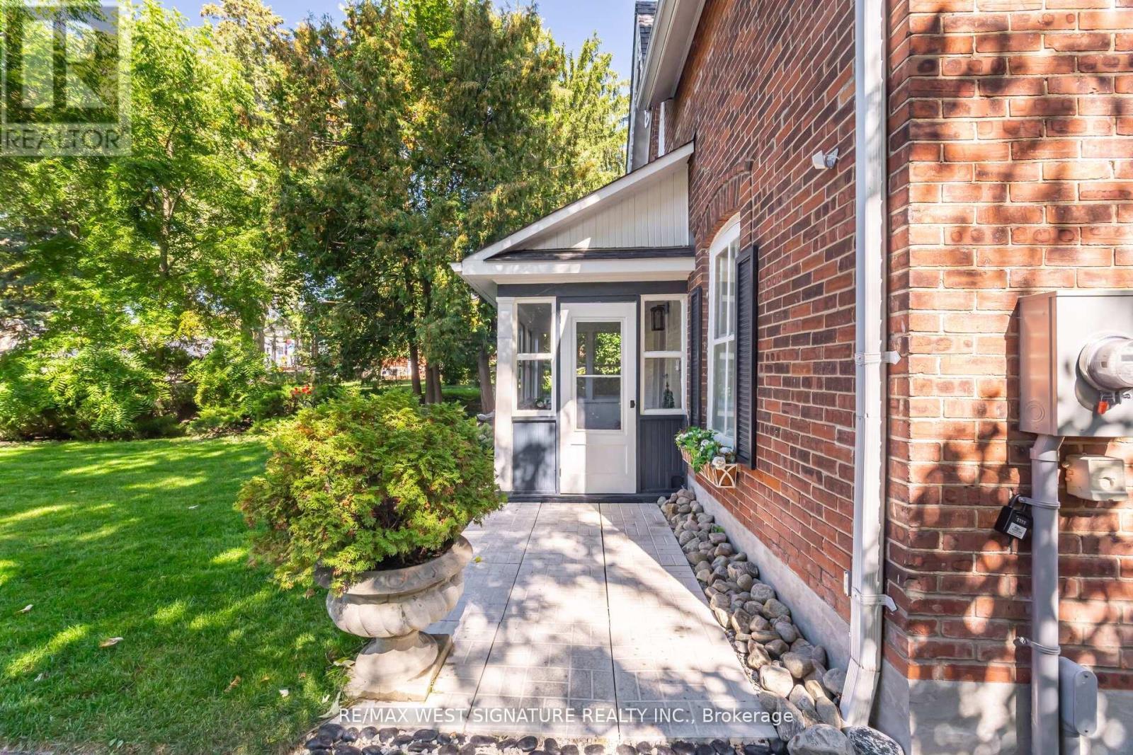 368 Main Street, King, ON - Outdoor