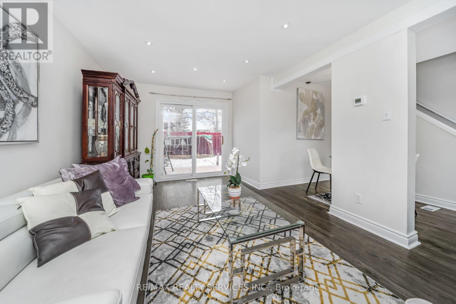 11 Juliette Square, Brampton, ON - Indoor Photo Showing Living Room