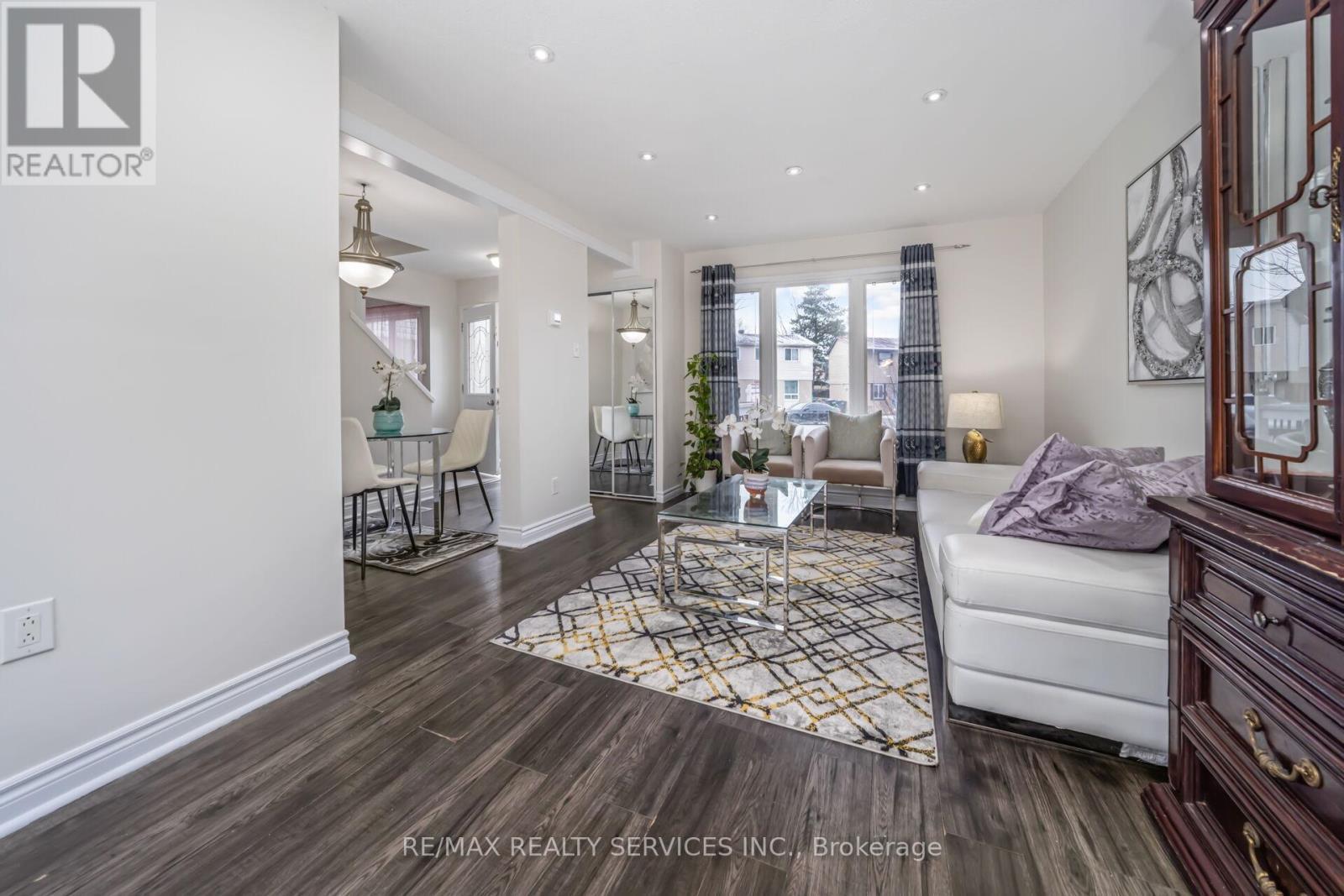 11 Juliette Square, Brampton, ON - Indoor Photo Showing Living Room