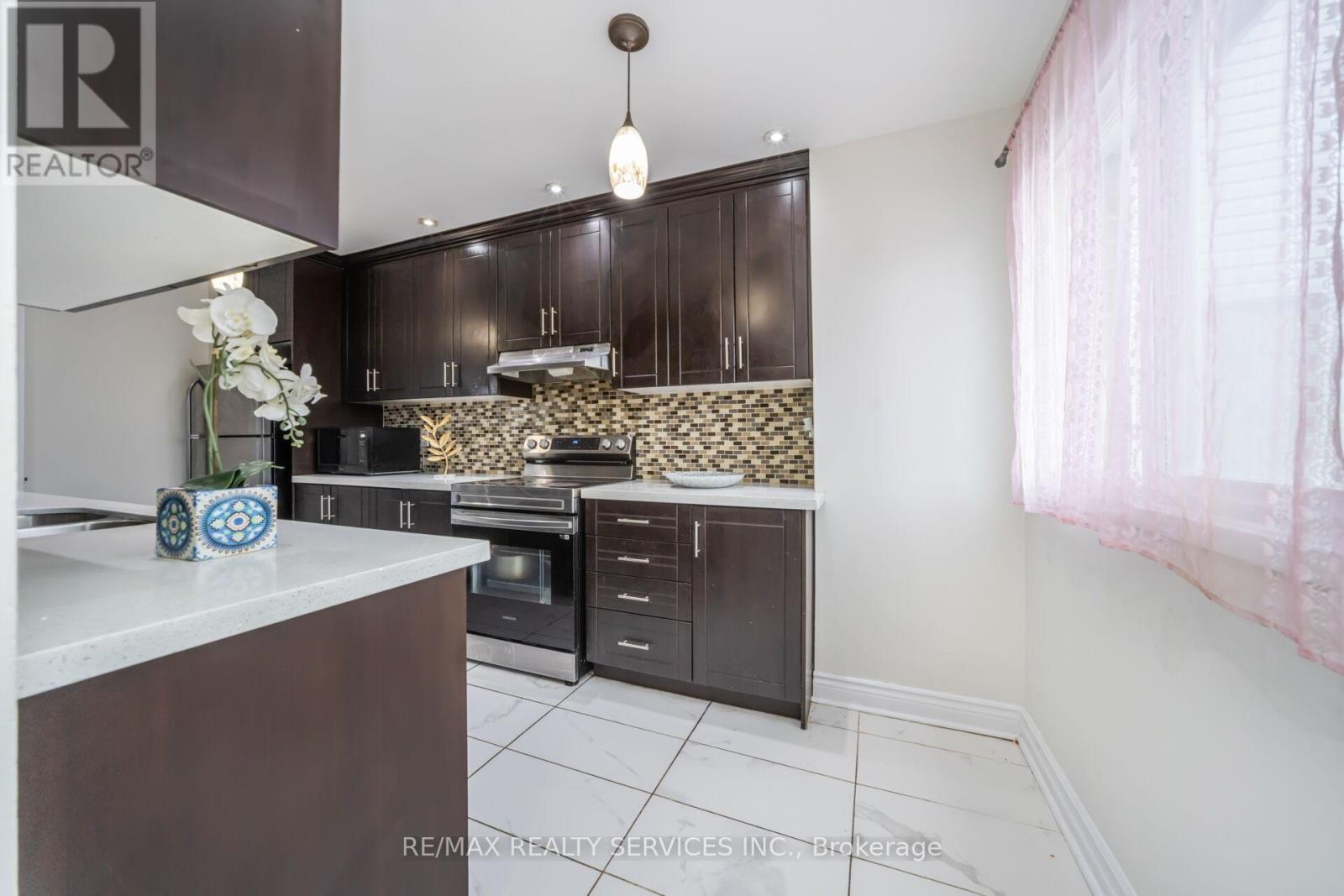 11 Juliette Square, Brampton, ON - Indoor Photo Showing Kitchen