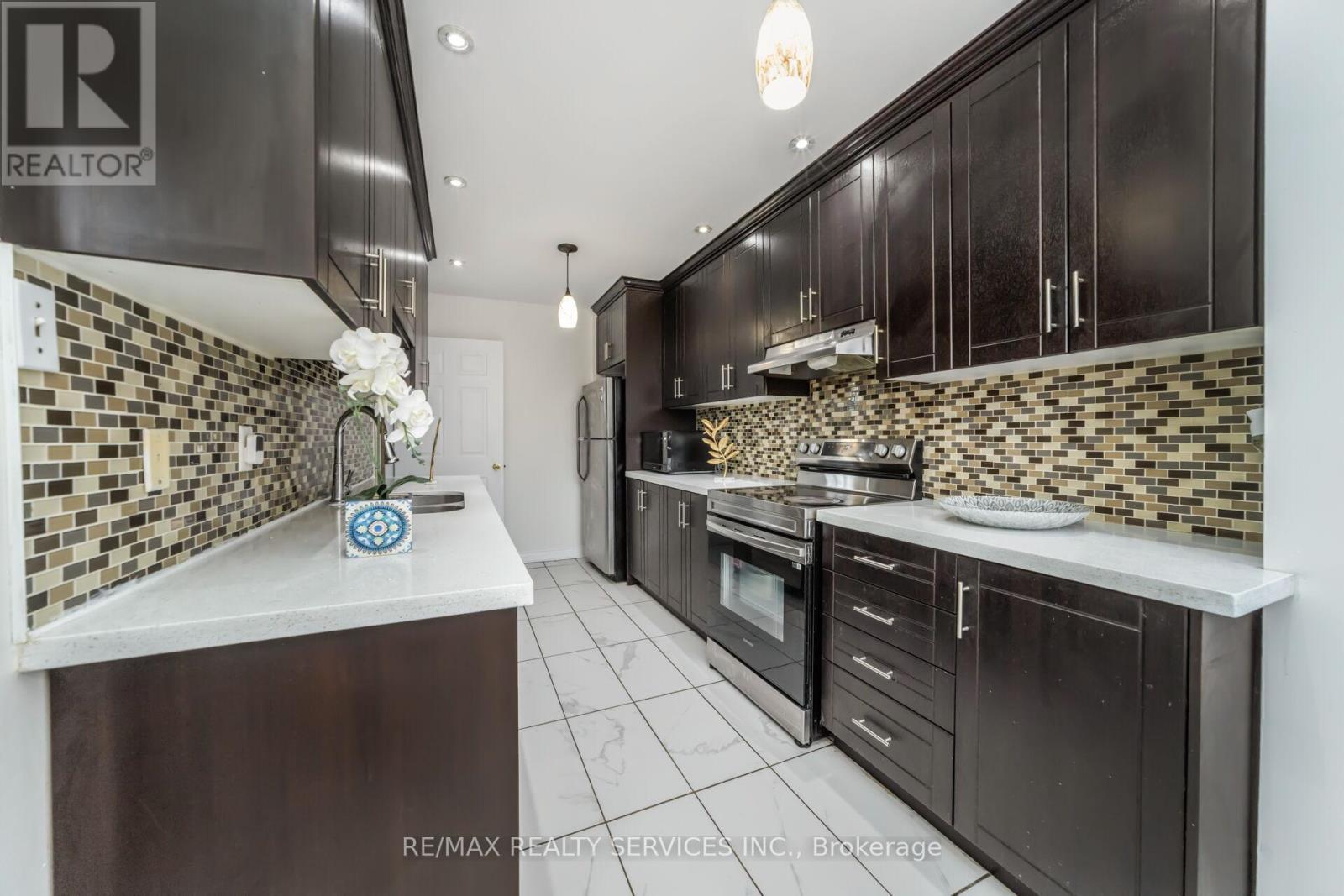 11 Juliette Square, Brampton, ON - Indoor Photo Showing Kitchen With Upgraded Kitchen