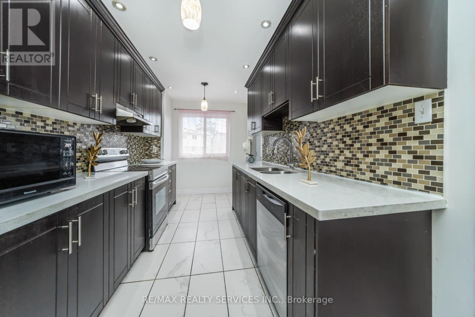 11 Juliette Square, Brampton, ON - Indoor Photo Showing Kitchen With Double Sink With Upgraded Kitchen