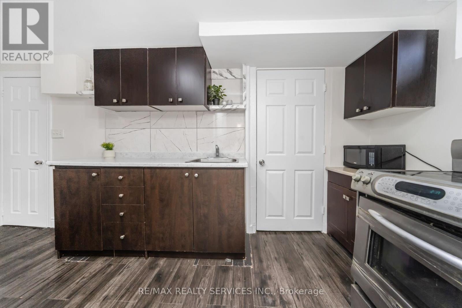 11 Juliette Square, Brampton, ON - Indoor Photo Showing Kitchen