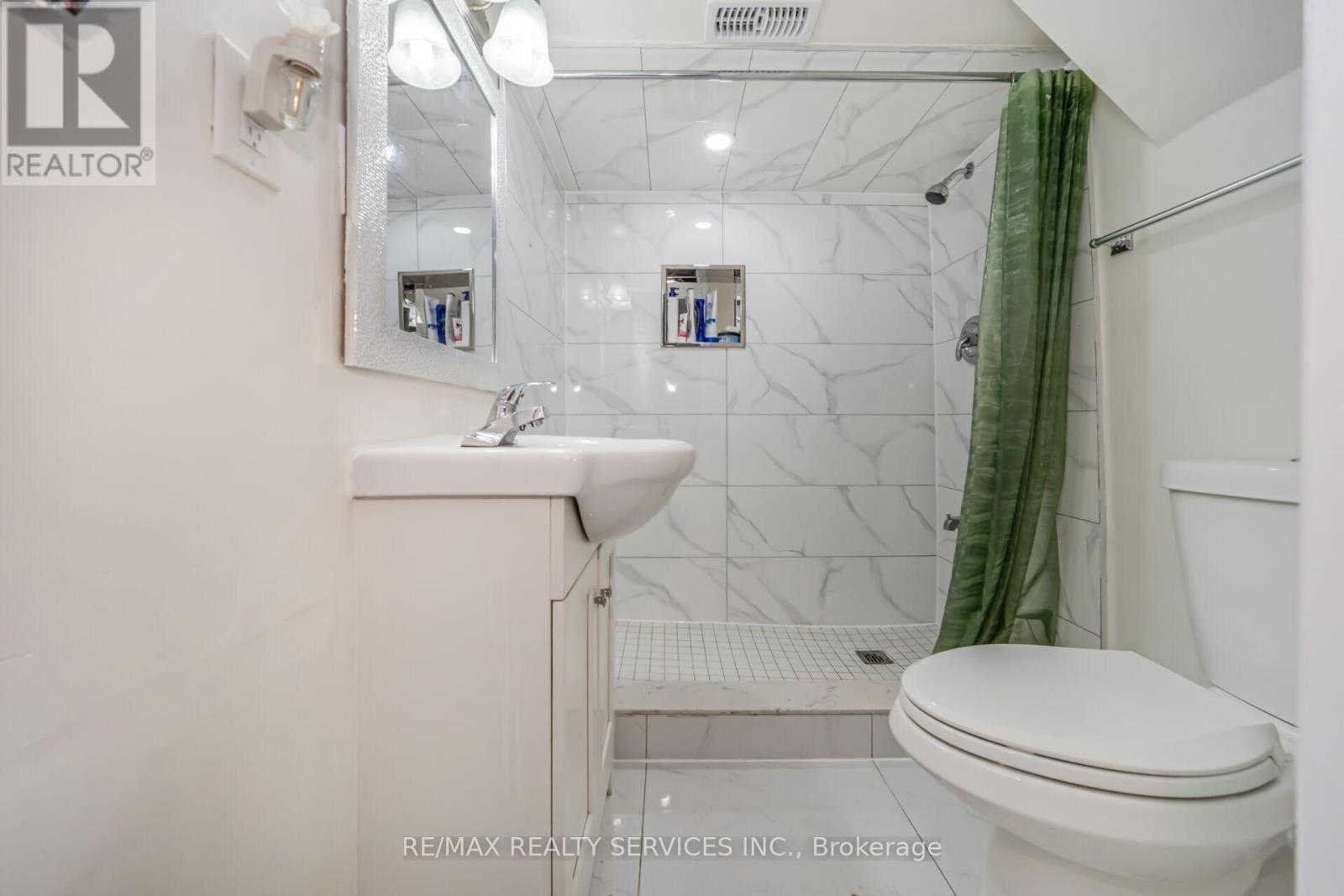 11 Juliette Square, Brampton, ON - Indoor Photo Showing Bathroom