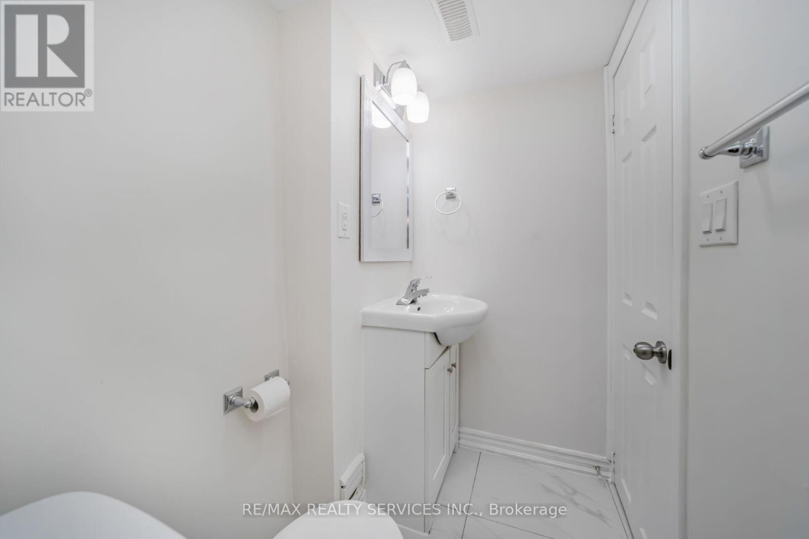 11 Juliette Square, Brampton, ON - Indoor Photo Showing Bathroom