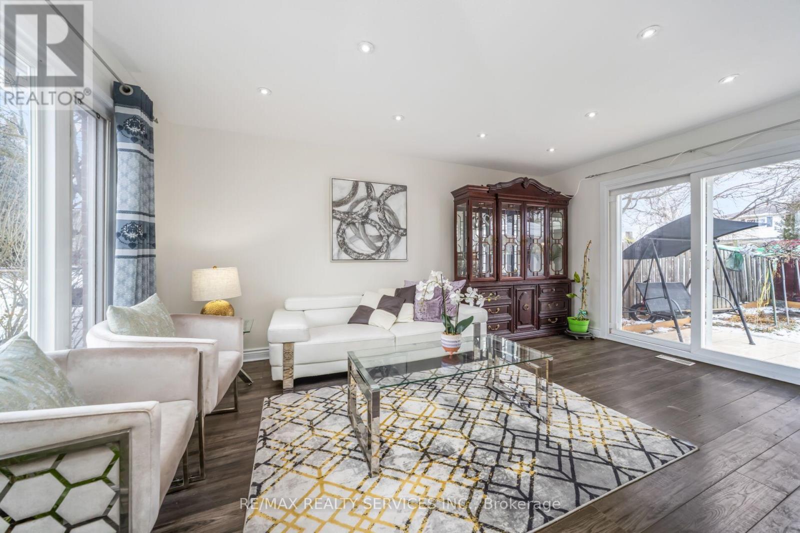 11 Juliette Square, Brampton, ON - Indoor Photo Showing Living Room