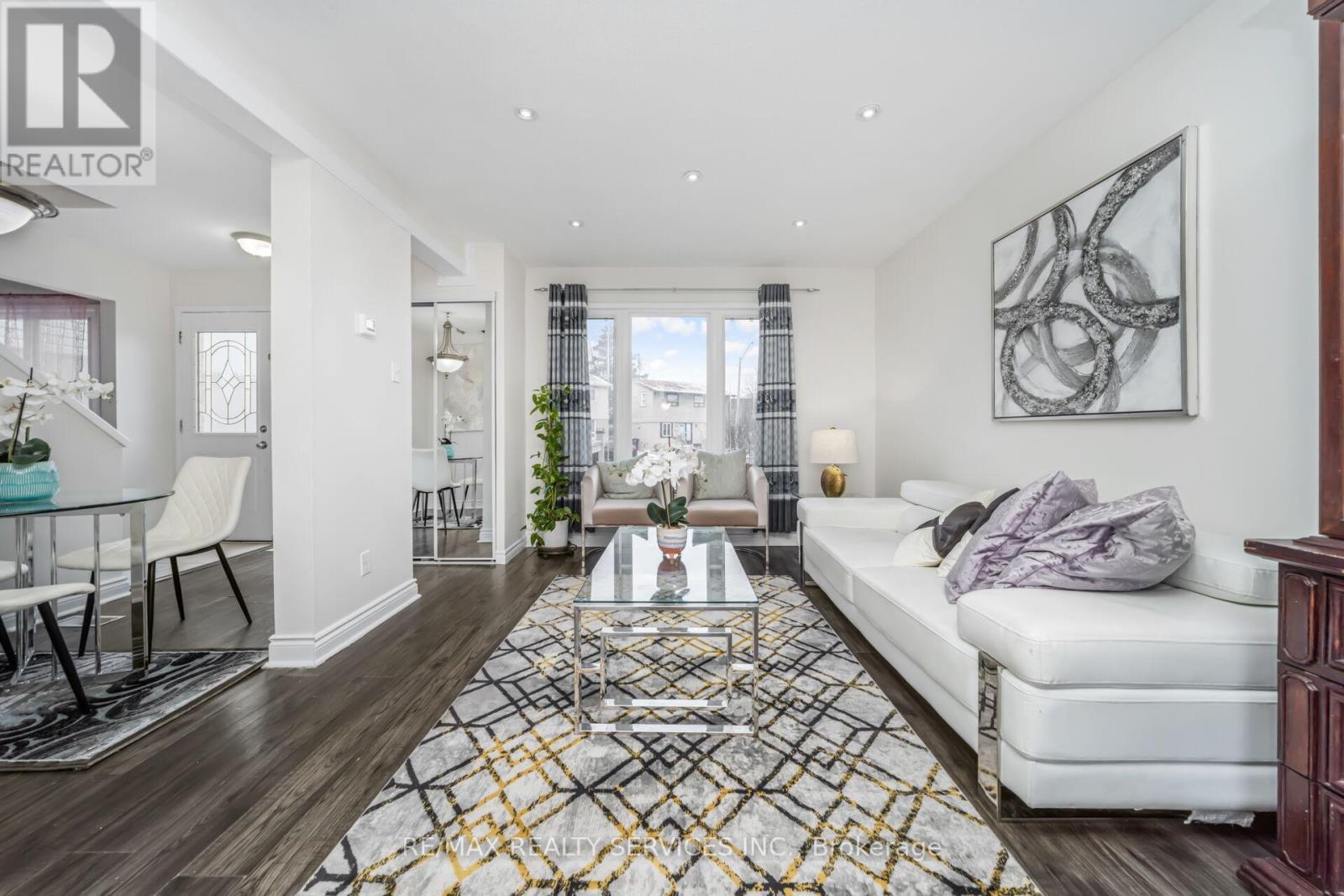 11 Juliette Square, Brampton, ON - Indoor Photo Showing Living Room