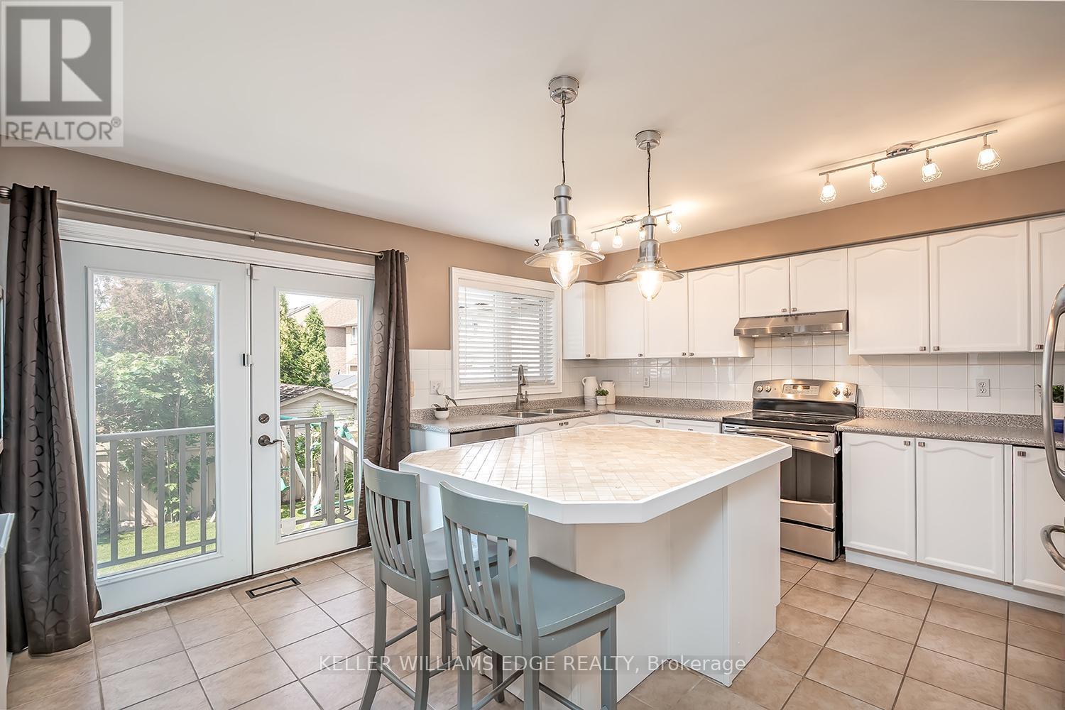 5586 Churchill Meadows Boulevard, Mississauga, ON - Indoor Photo Showing Kitchen With Double Sink With Upgraded Kitchen