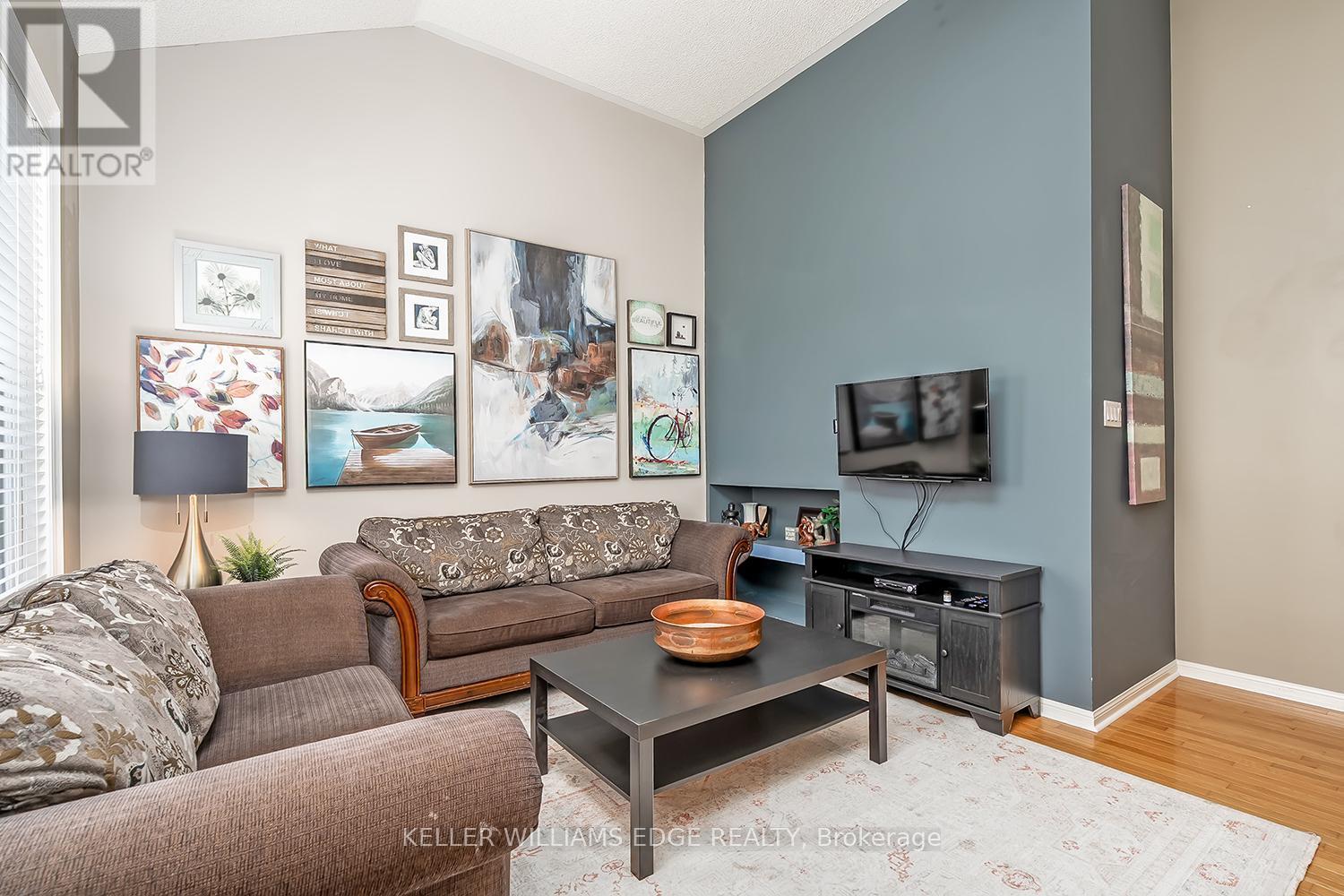 5586 Churchill Meadows Boulevard, Mississauga, ON - Indoor Photo Showing Living Room