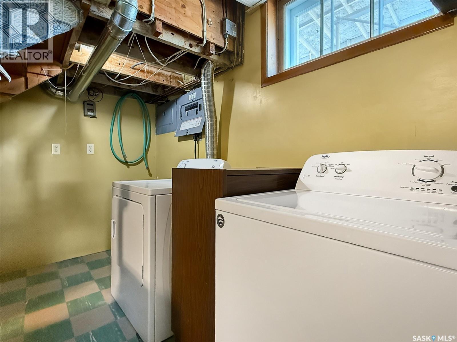 611 North Hill Drive, Swift Current, SK - Indoor Photo Showing Laundry Room
